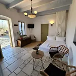 Nyaraló Domus Arch Stone House